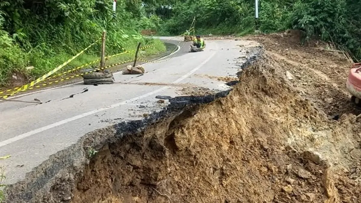 Jalan Amblas dan Longsor: Alarm Rapuhnya Infrastruktur Daerah