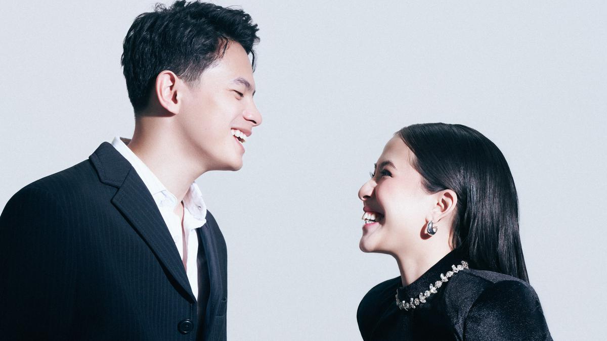 Gaya Maternity Portrait Serba Hitam yang Elegan dan Dramatis