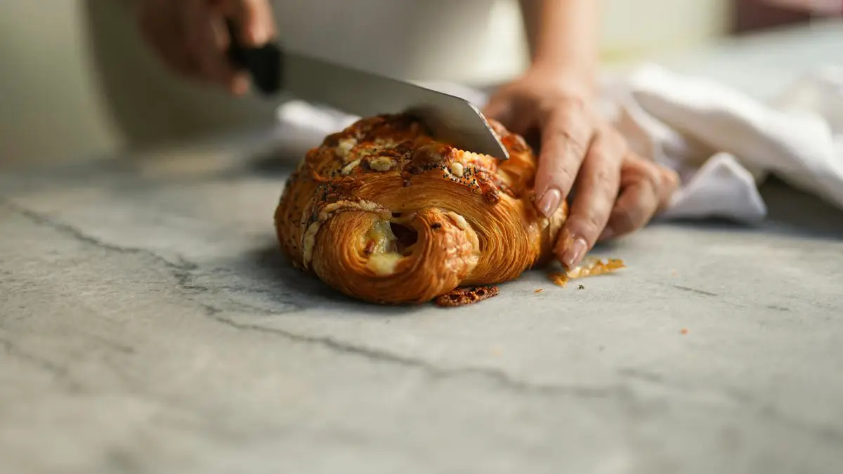 Brulee Bomb dan Croissant Crookie: Pastry Hibrida dengan Kontras Tekstur Lumer-Renyah