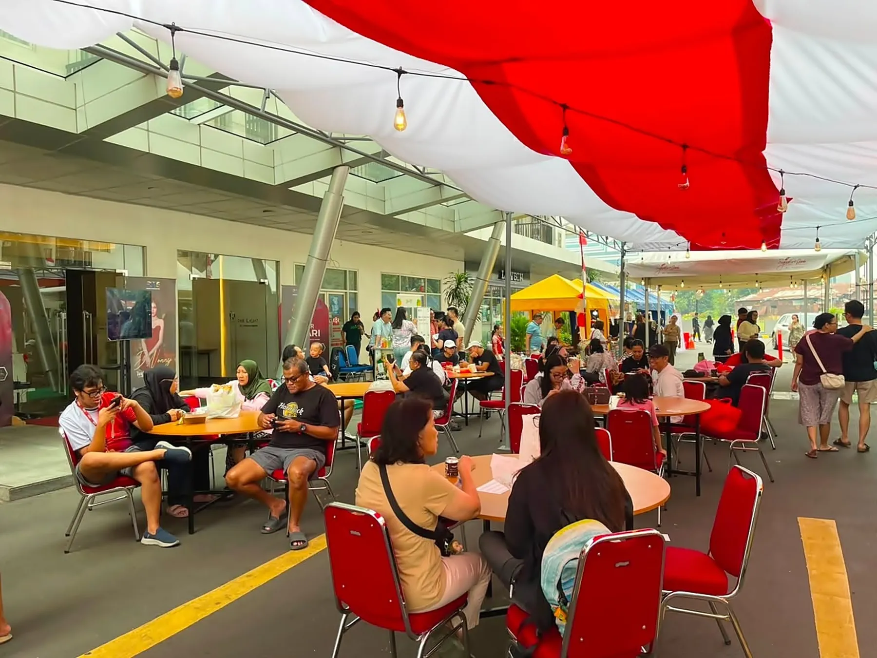 Safari Bazaar 19: Fashion Glamor yang Menyatu dengan Musik dan Pageant