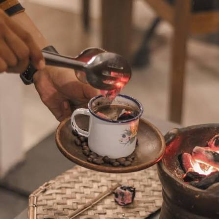 Kopi Joss: Bara Arang yang Menyalakan Malam dan Identitas Jogja
