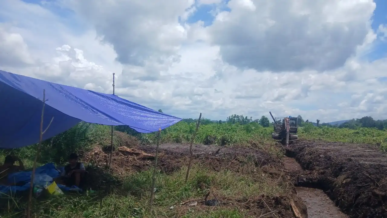 Gotong Royong Bangun Jalan Desa: Saat Warga Mengisi Kekosongan Negara