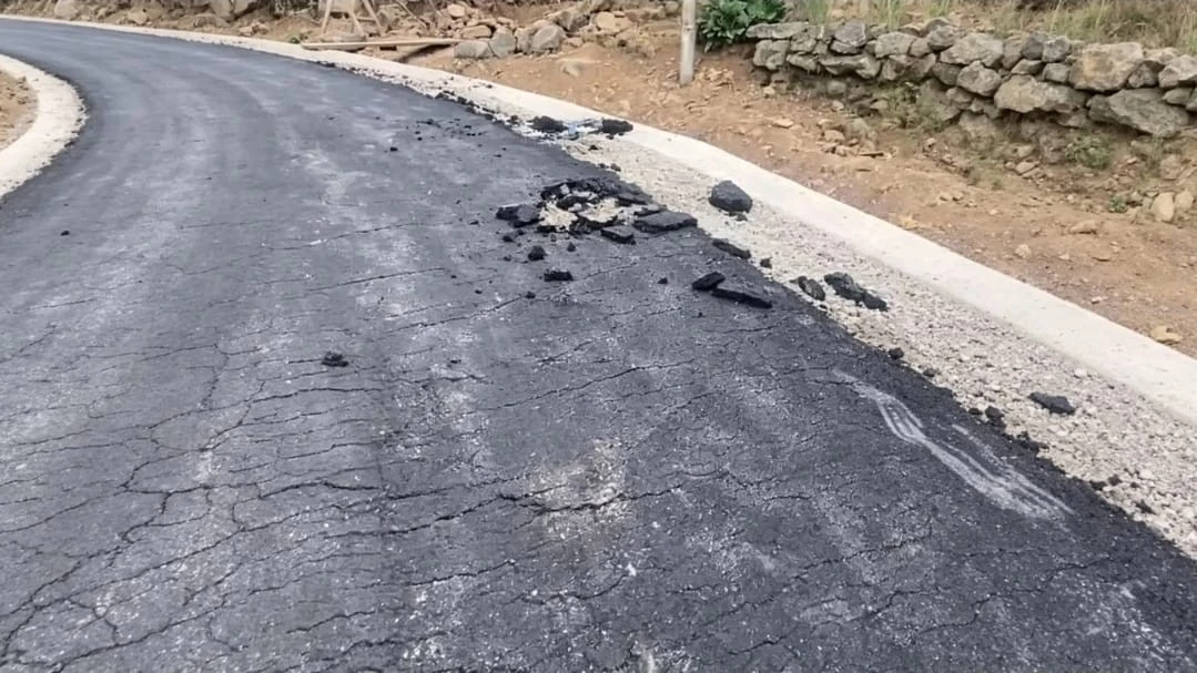 Jalan Rusak Parah dan Kebocoran Ekonomi Lokal