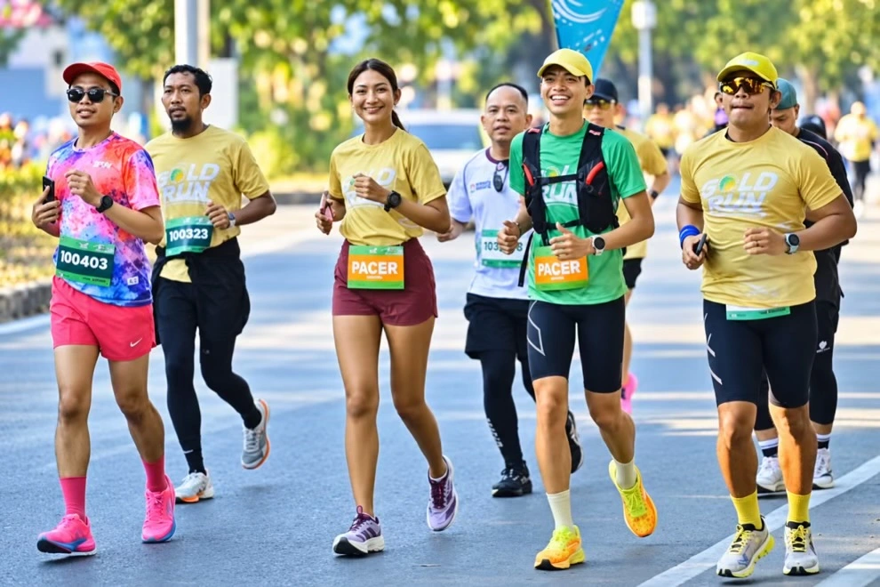 Momo Moriska dan 1.500 Pelari Warnai Gold Run Makassar