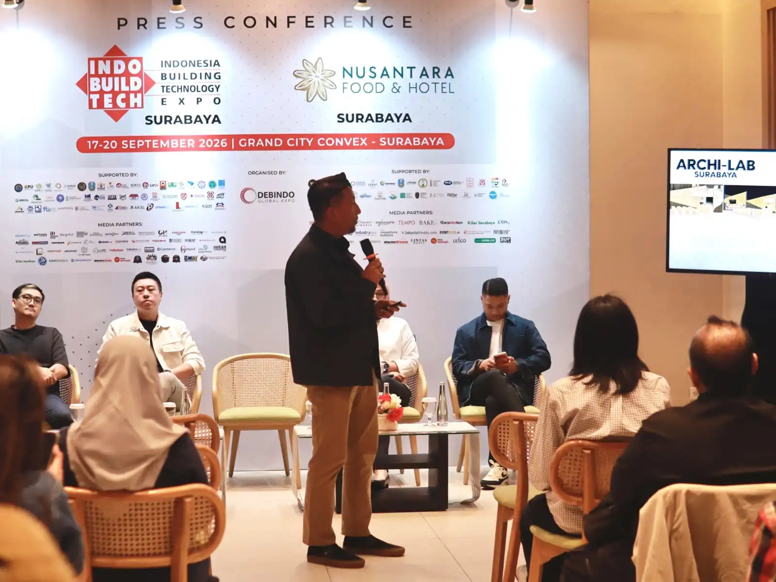 Furnitur Limbah HPL Jadi Bintang Baru di Pameran Desain Surabaya
