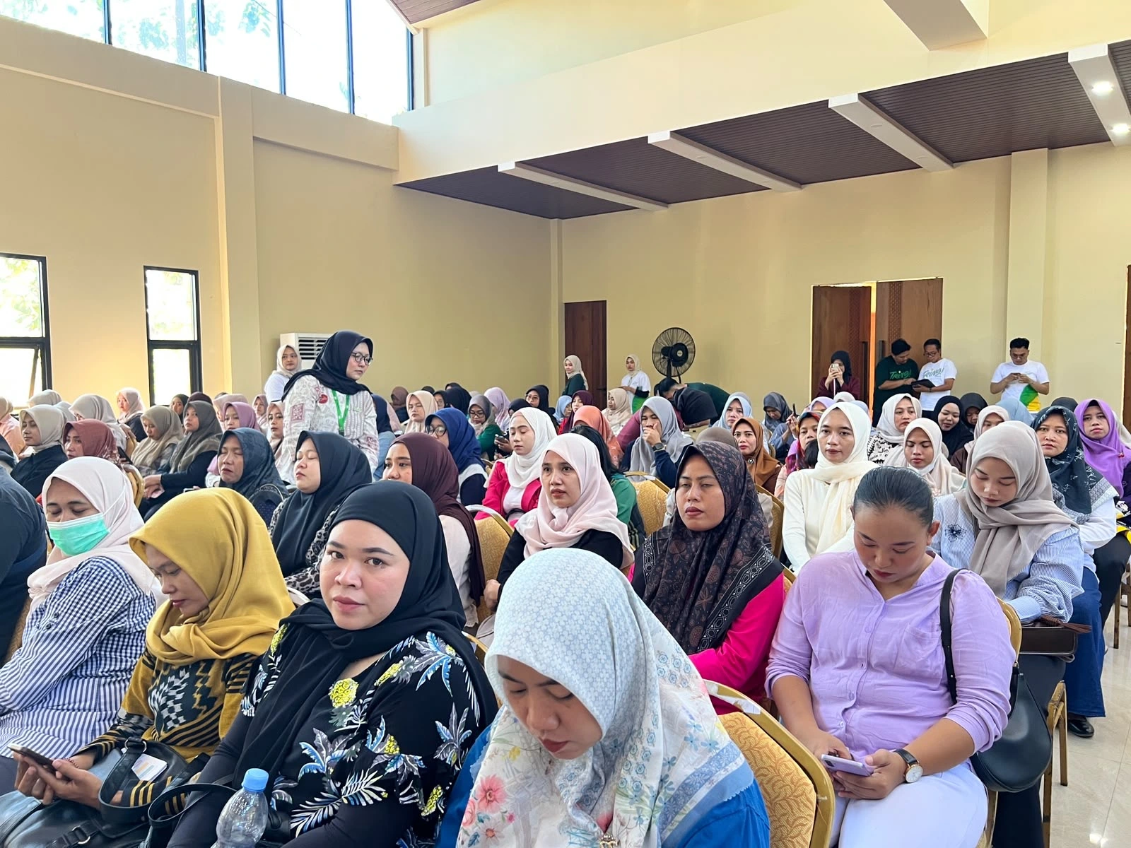 Serbuk Kayu Jadi Seni: Kolase Anak yang Menjaga Motif Ukir dan Laut