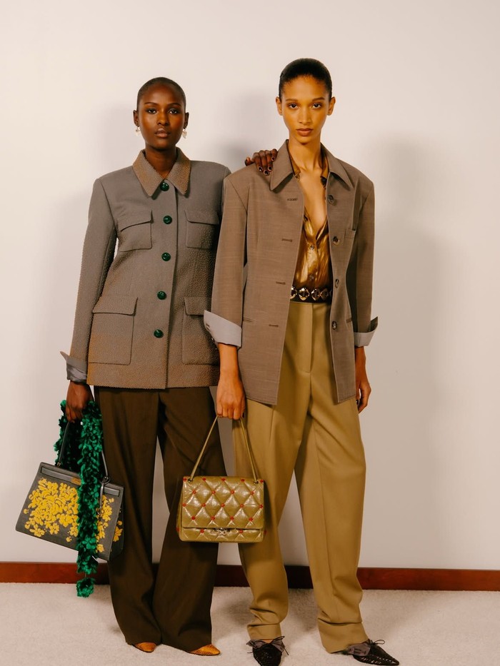 Tory Burch Spring 2027: Feminitas Mewah yang Tetap Fungsional