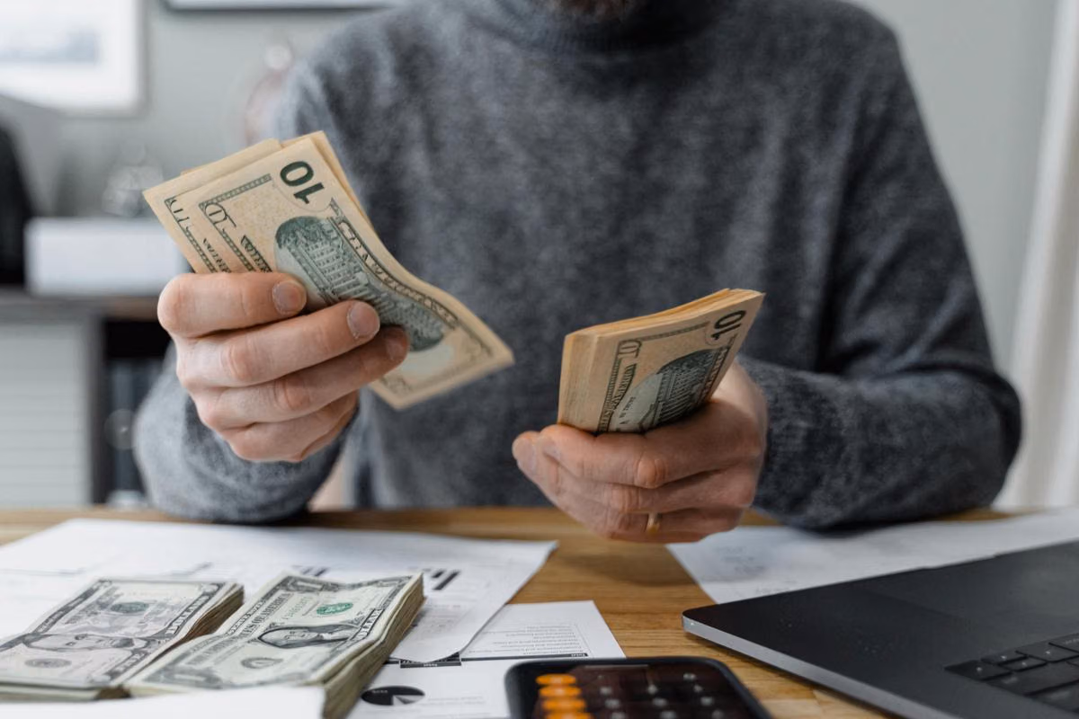 Tekanan Finansial Mengubah Otak: Dari Present Bias ke Doom Spending