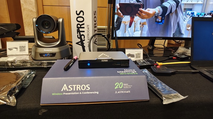 ASTROS AS-301: Docking Station Nirkabel dengan AI dan AR untuk Kantor Modern