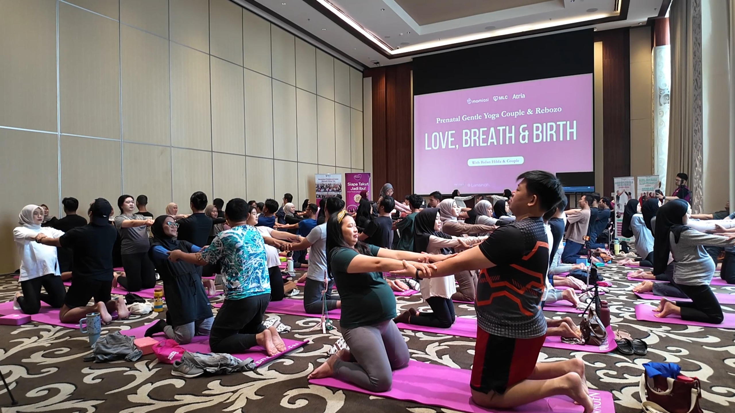 Couple Prenatal Yoga di Hotel Mewah: Cara Baru Pasangan Mempersiapkan Kehamilan
