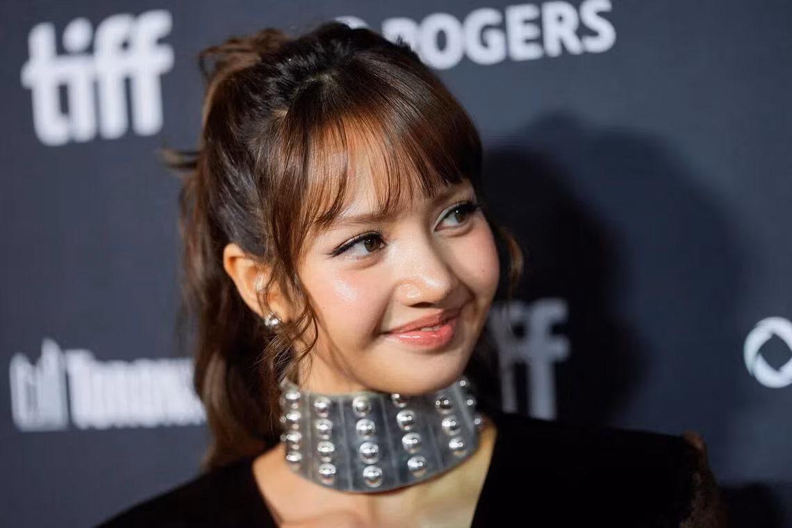 Dari Penari Grup ke Artis Multitalenta: Karier Solo Lisa yang Berani Berbeda