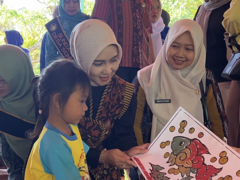 Serbuk Kayu Jadi Seni: Kolase Anak yang Menjaga Motif Ukir dan Laut