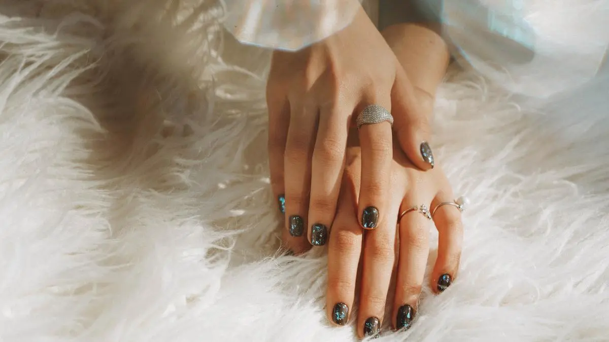 Gem Nails Bukan Lagi Eksklusif: Kuku Berkilau sebagai Ekspresi Diri Universal