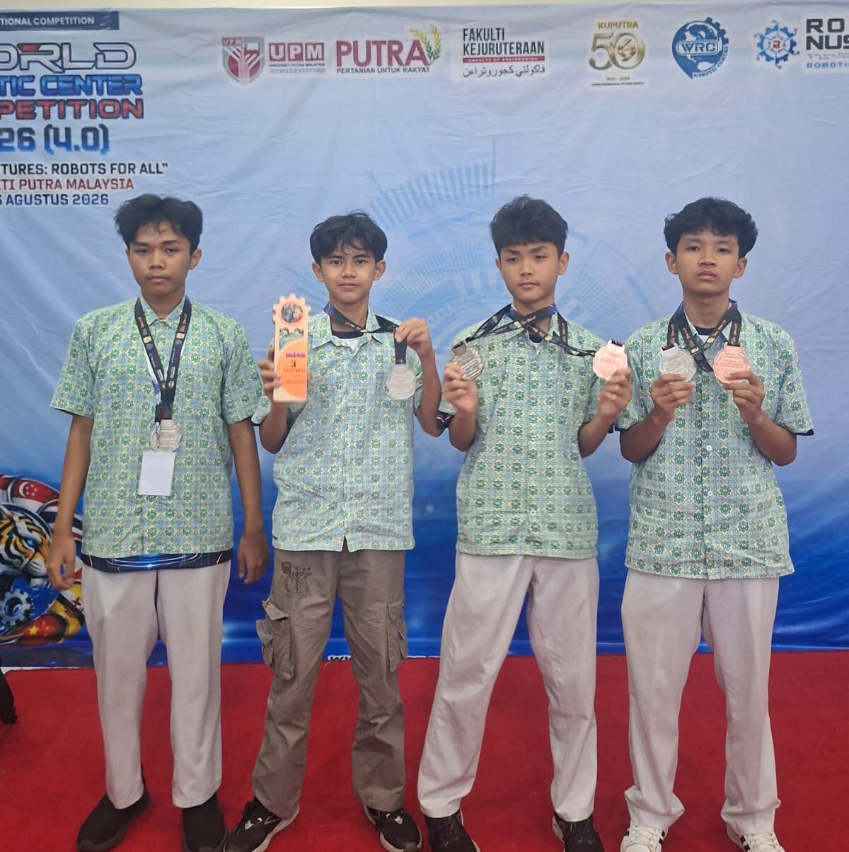 Dari Ruang Kelas ke Podium Dunia: Lompatan Besar Robotika Siswa