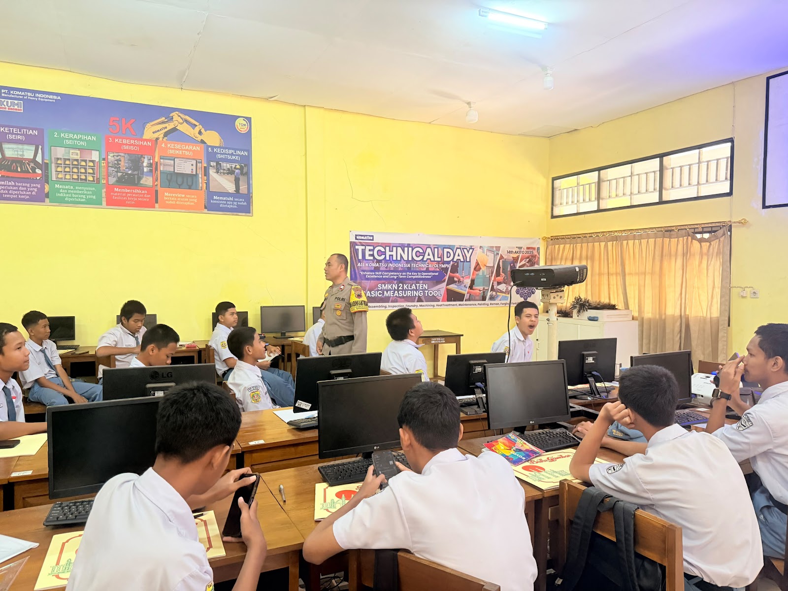 Literasi AI untuk Pelajar: Polisi Masuk Kelas, Etika Jadi Materi Utama