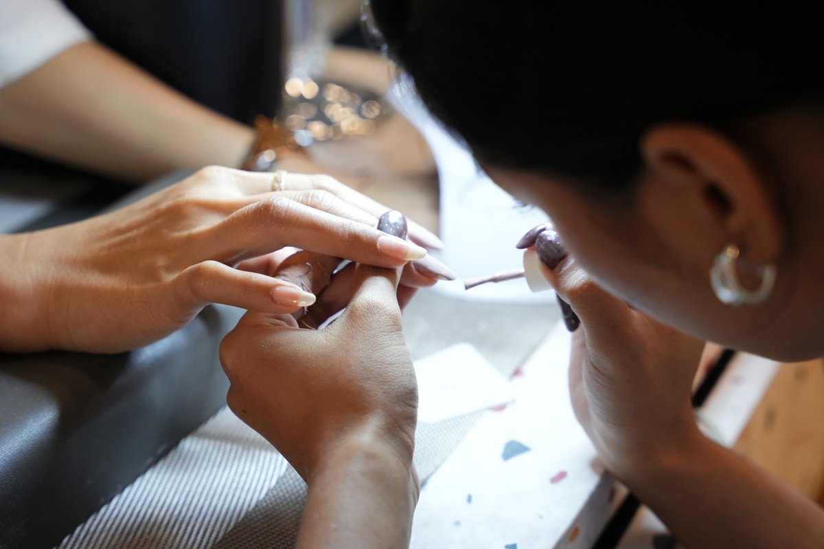 Program Pelatihan Tata Rias yang Mengangkat Makeup Artist Tuli ke Panggung Profesional