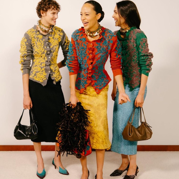 Tory Burch Spring 2027: Feminitas Mewah yang Tetap Fungsional