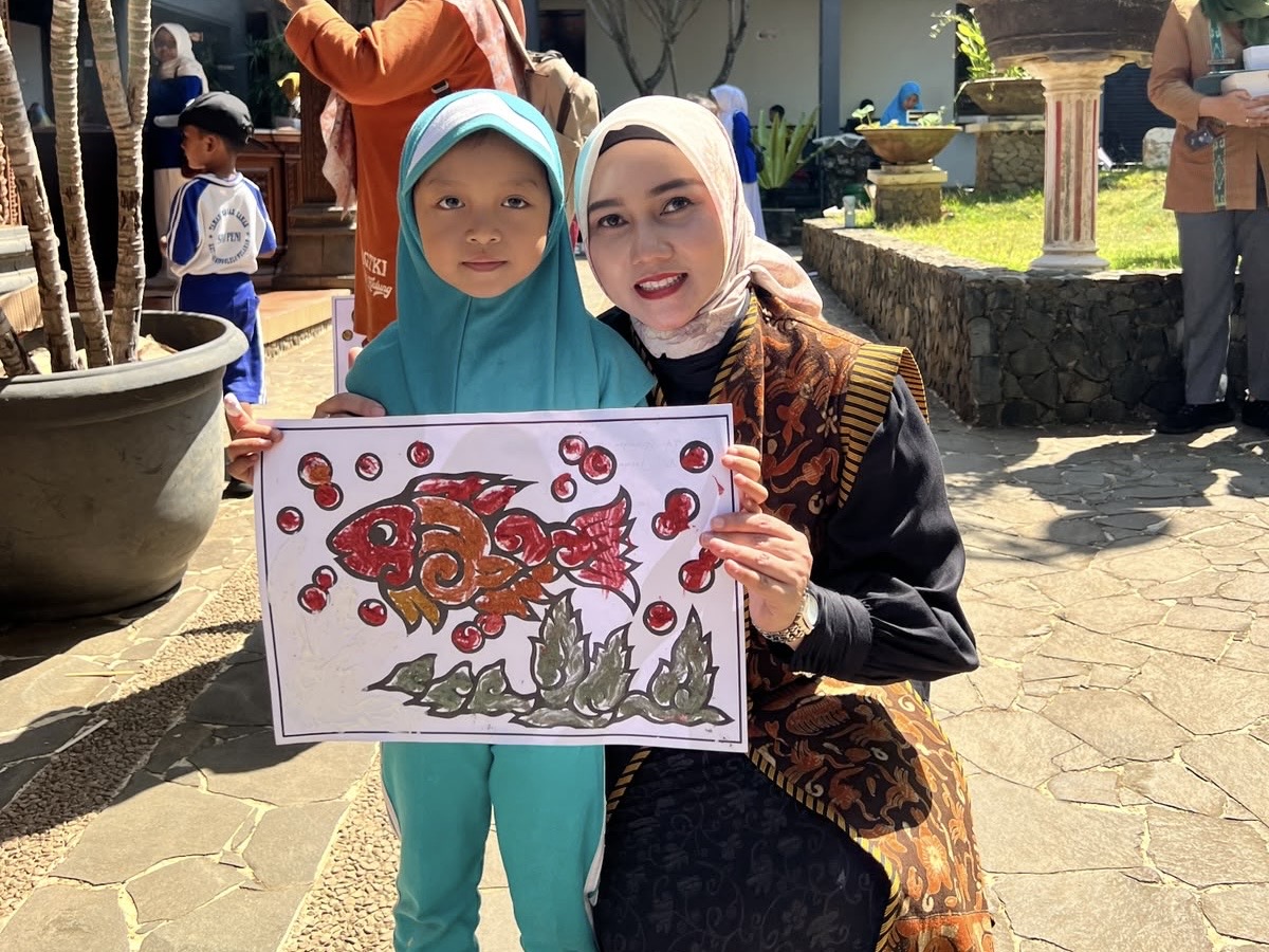 Serbuk Kayu Jadi Seni: Kolase Anak yang Menjaga Motif Ukir dan Laut