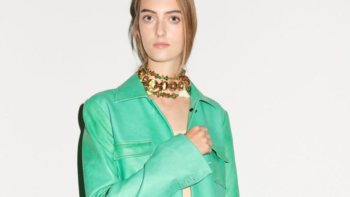 Tory Burch Spring 2027: Feminitas Mewah yang Tetap Fungsional