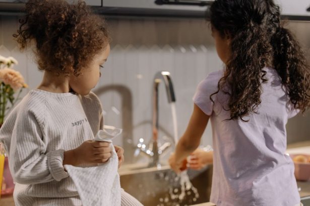 5 Cara Melibatkan Anak dalam Pekerjaan Rumah Tanpa Konflik