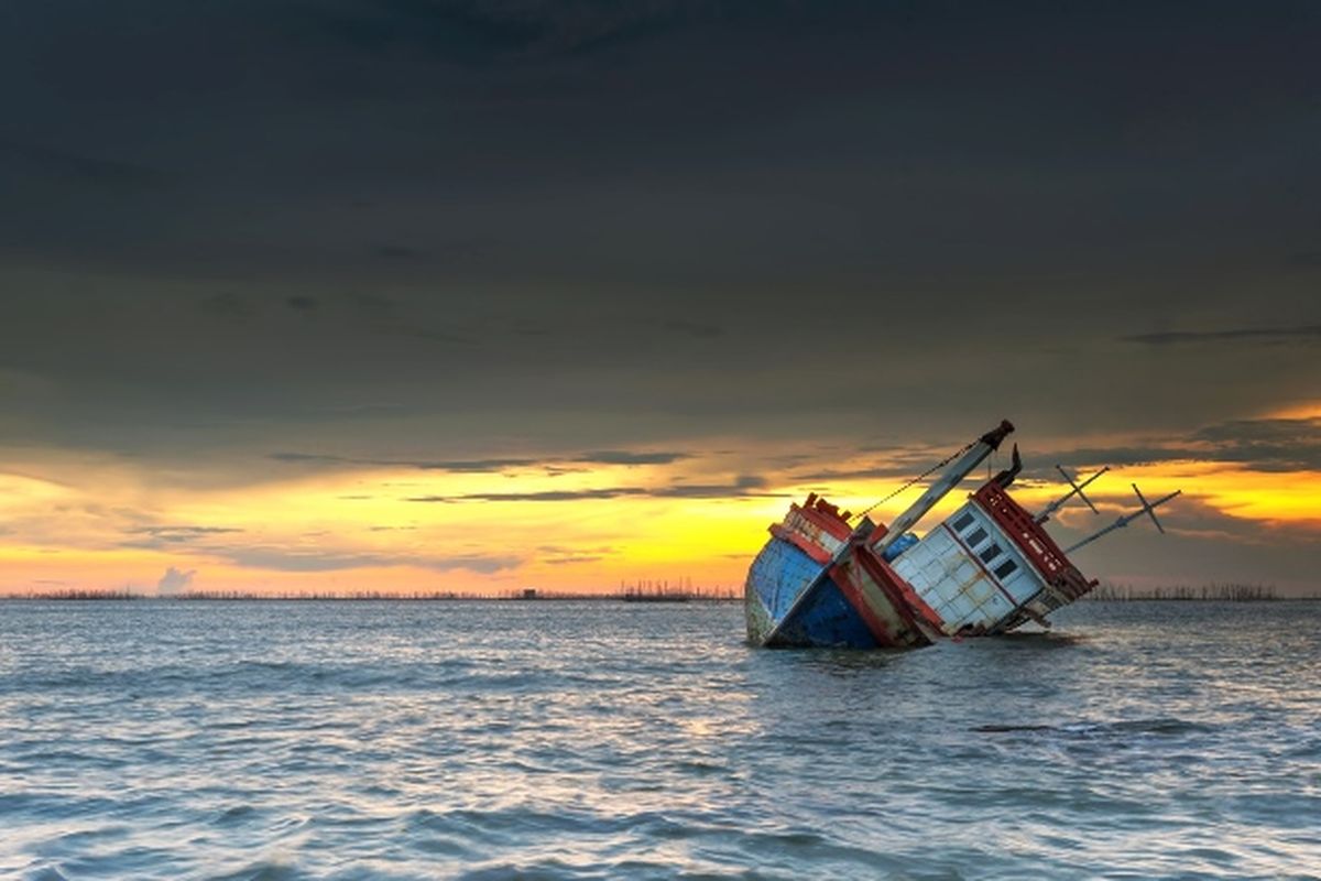 Bertahan 10 Jam di Laut Setelah Kapal Terbalik