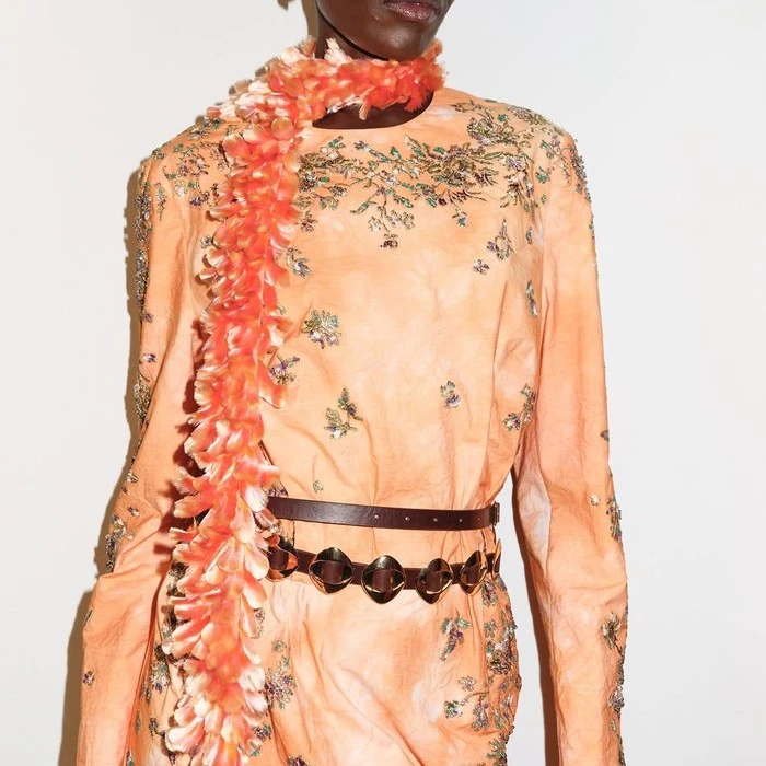 Tory Burch Spring 2027: Feminitas Mewah yang Tetap Fungsional