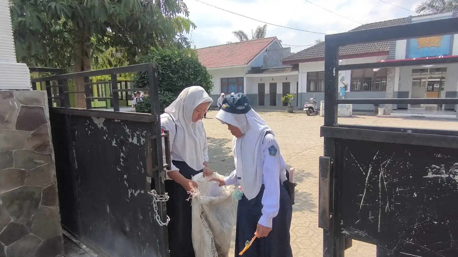 Program Wajib Bawa Sampah dan Lahirnya Karakter Peduli Lingkungan