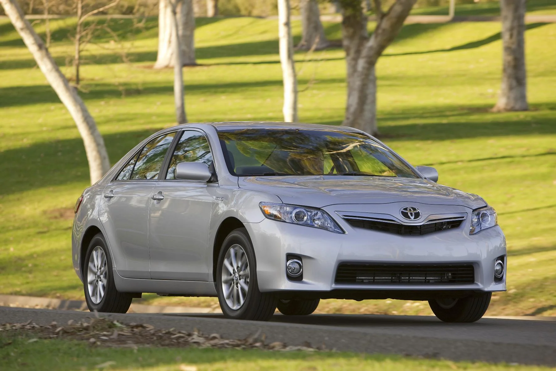 Sedan Toyota Bekas Terjangkau: Pilih Corolla Altis atau Camry?