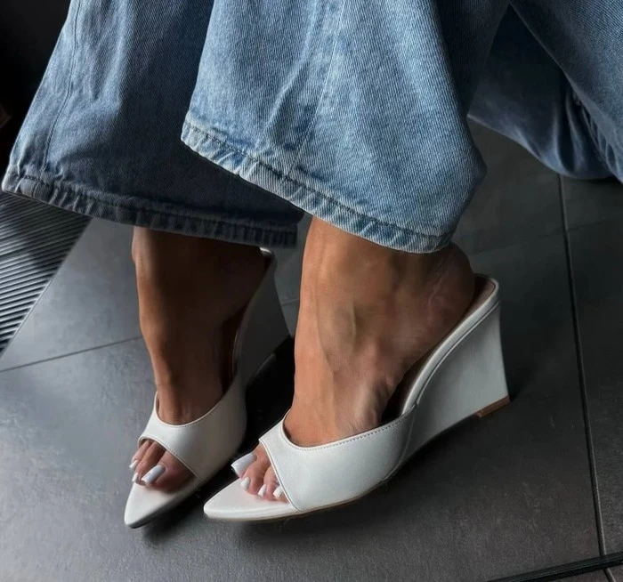 Sepatu Wedges Kembali Trending, Pengganti Heels yang Nyaman