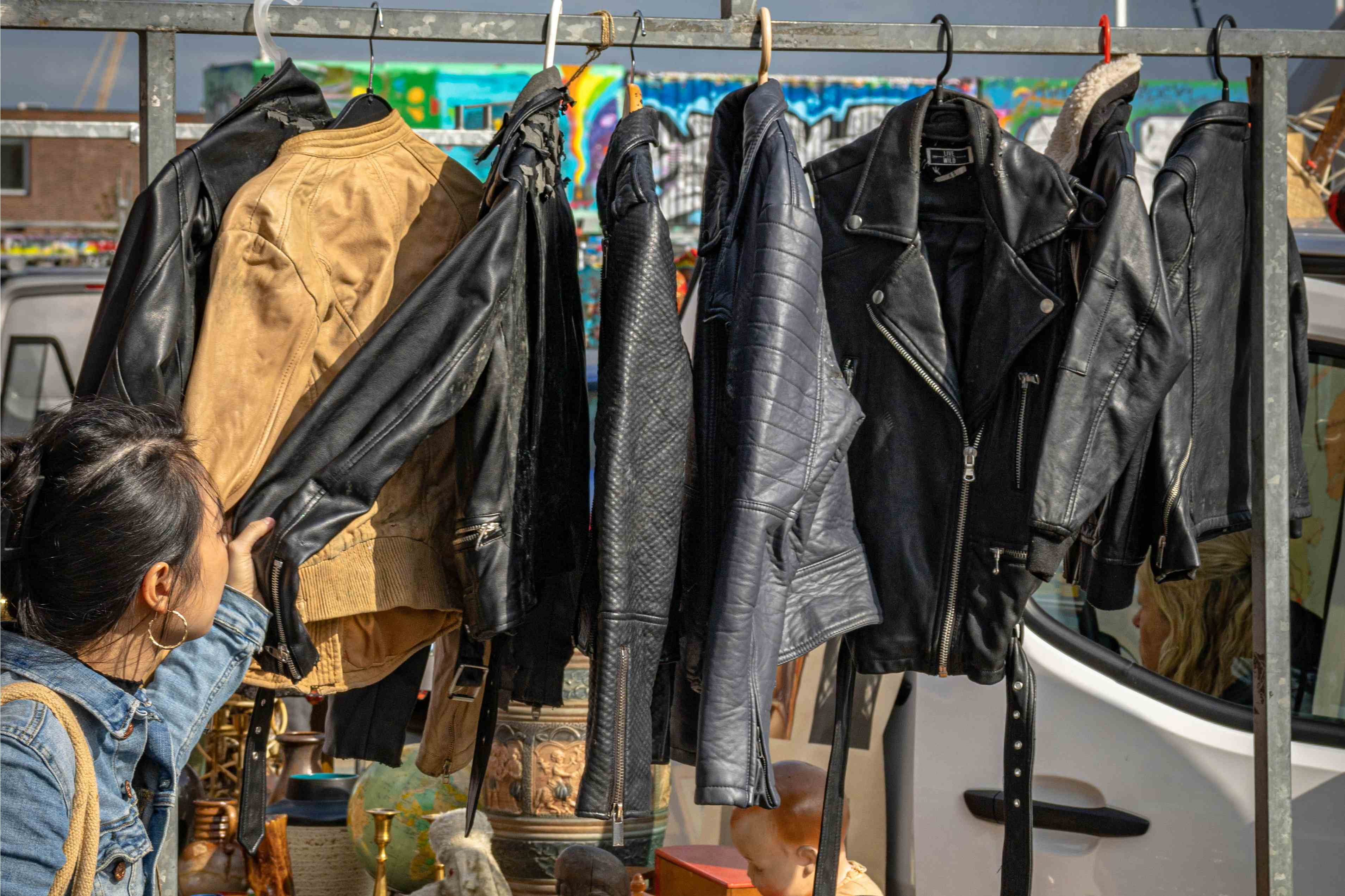 Mengapa Gen Z Memilih Thrifting sebagai Strategi Hemat dan Ramah Planet