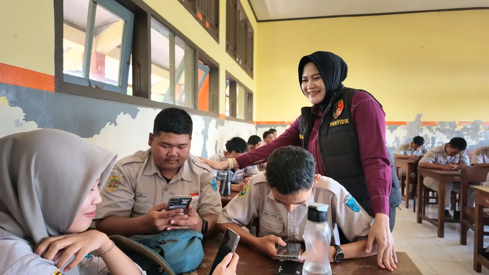 Literasi AI untuk Pelajar: Polisi Masuk Kelas, Etika Jadi Materi Utama