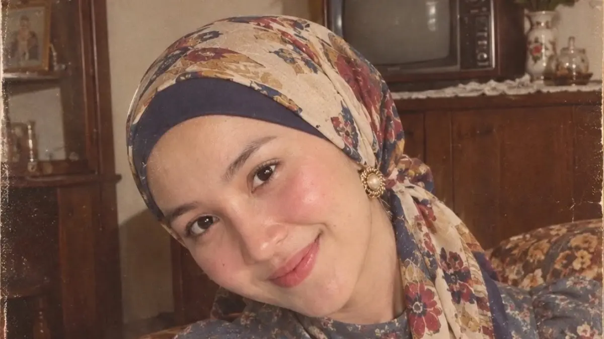 Ubah Foto Biasa Jadi Gaya 80-an dengan Prompt AI Sederhana