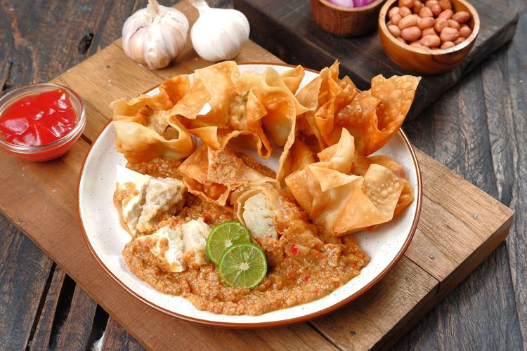 Bubur Ayam dan Batagor: Jalanan yang Menjadi Bintang Dunia