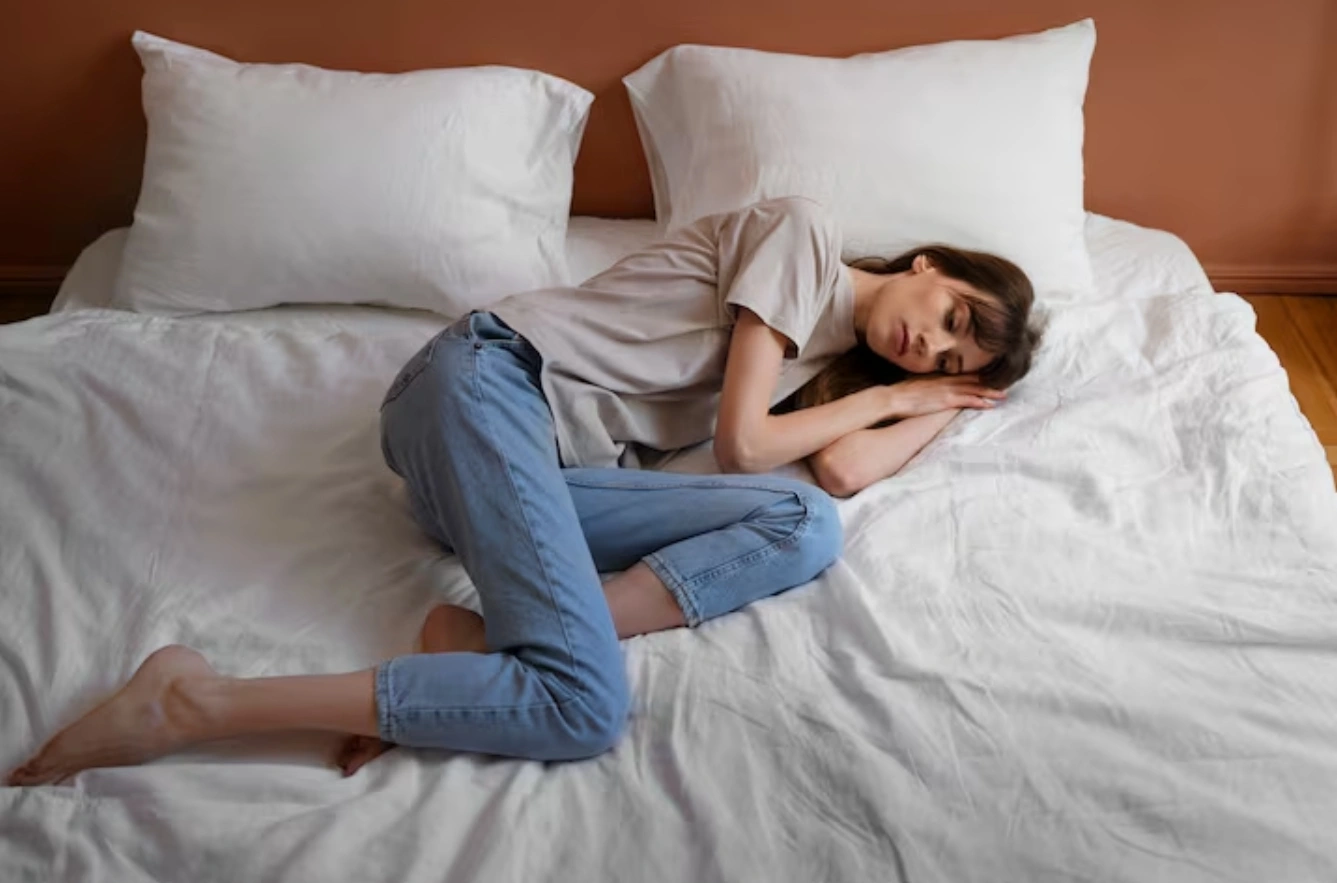 Posisi Tidur Sehat: Tengkurap, Tanpa Bantal, dan Nasib Tulang Belakang