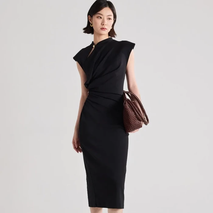 5 Cara Meniru Gaya OOTD Selebriti dengan Dress Edgy dan Hijab Simpel