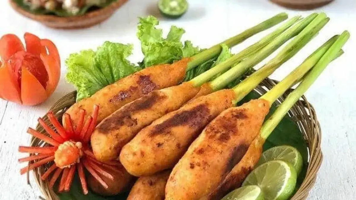 Dua Cara Mengolah Ikan Kembung Berempah: Sate Lilit vs Pesmol Kuning