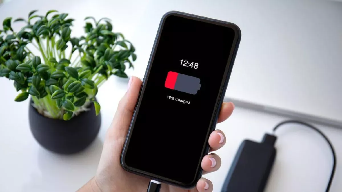 10 Trik Ampuh Hemat Baterai Ponsel Layar AMOLED Seharian