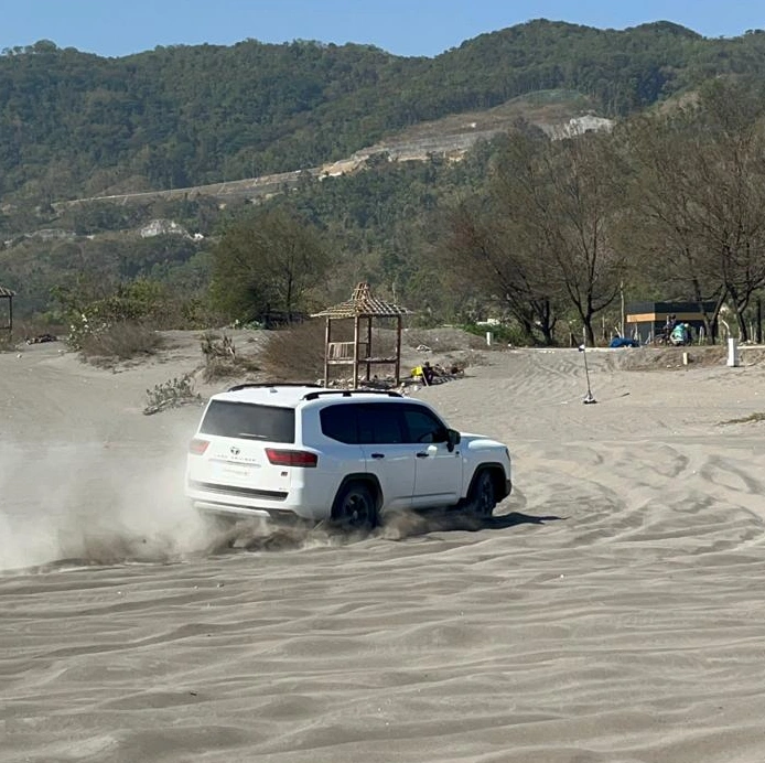 Land Cruiser 300 Hybrid: Torsi Buas, Kabin Tetap Kalem di Medan Pasir