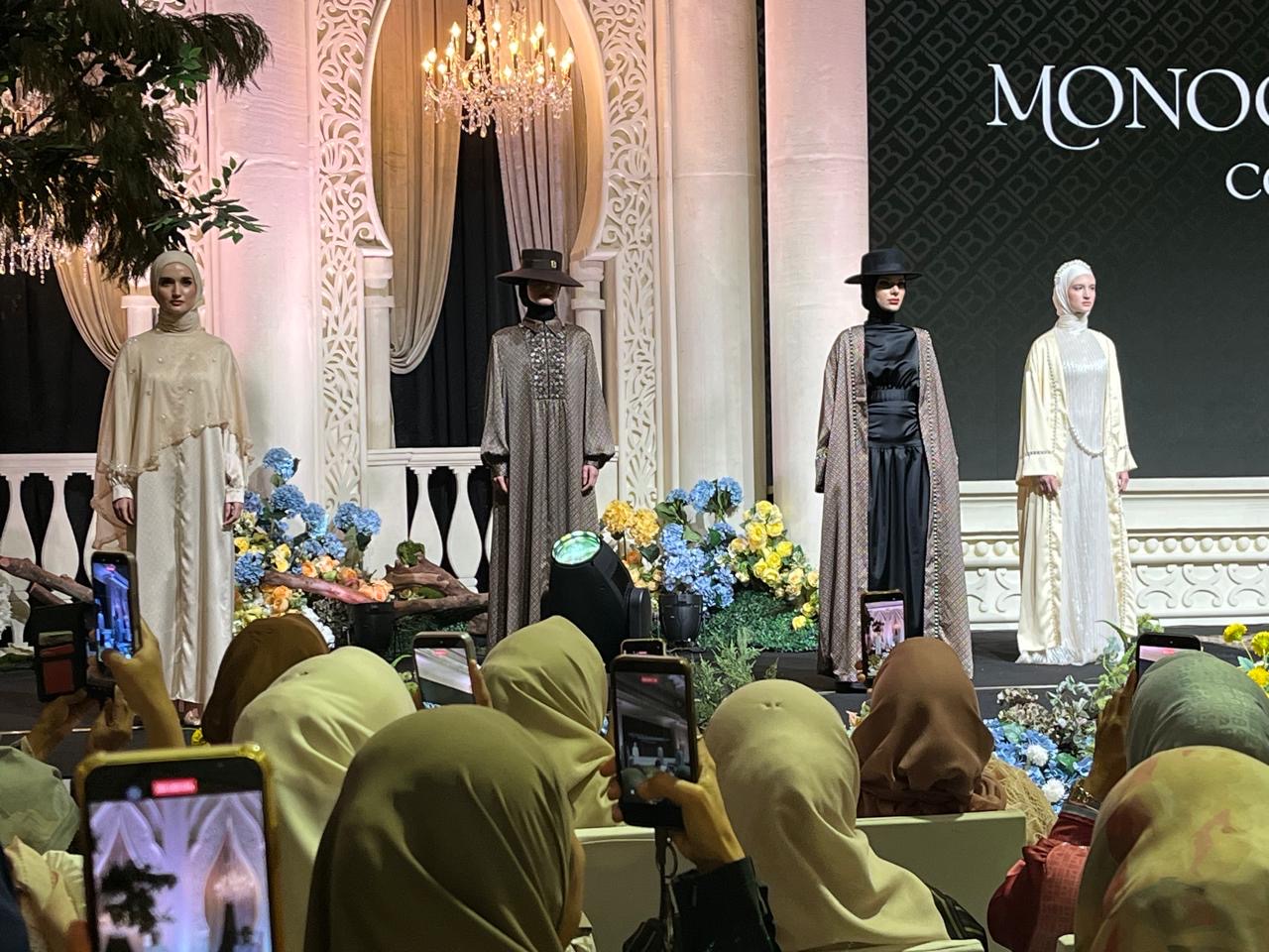 Monogram Abaya Benang Jarum: Modest Fashion Versatile dari Umrah ke Pesta