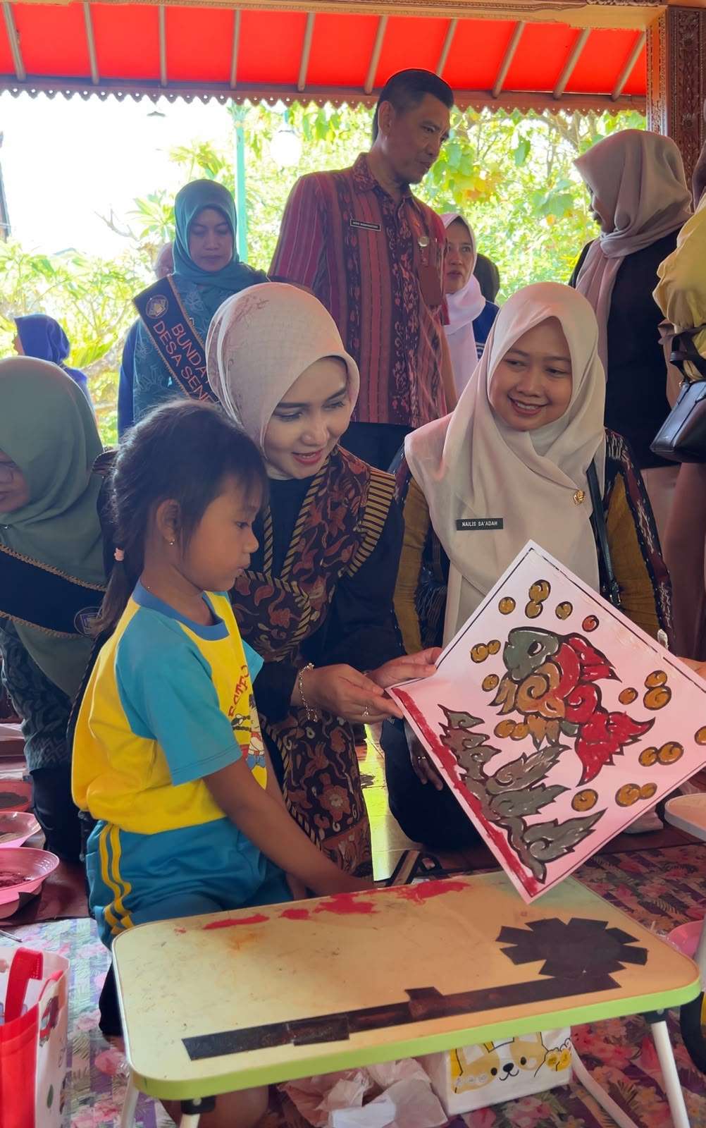 Kolase Anak Maritim dengan Serbuk Kayu: Tradisi Ukir yang Hidup di Tangan Anak