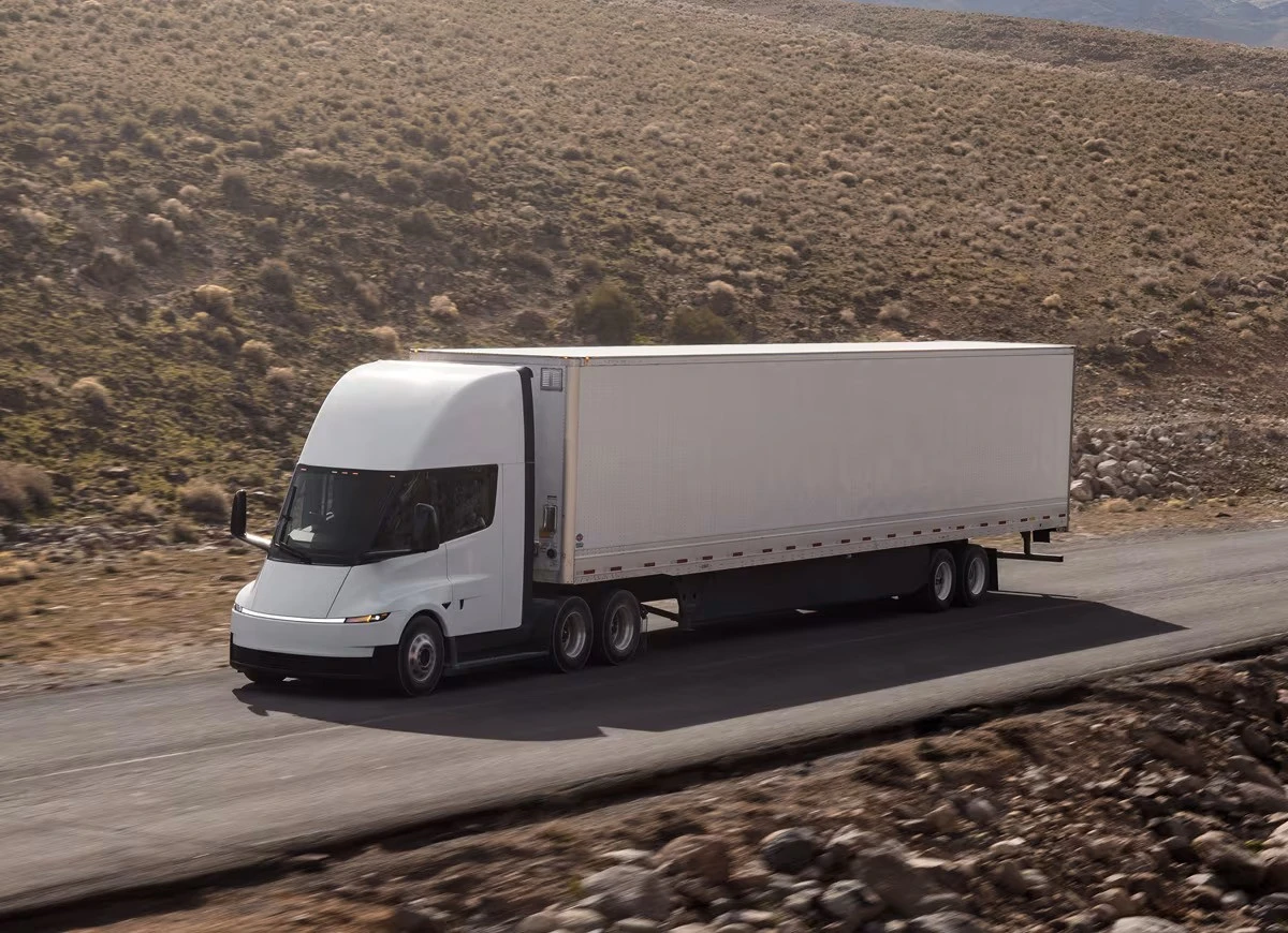 Tiga Truk Listrik Revolusioner: Semi, ETT 44, dan eTGX