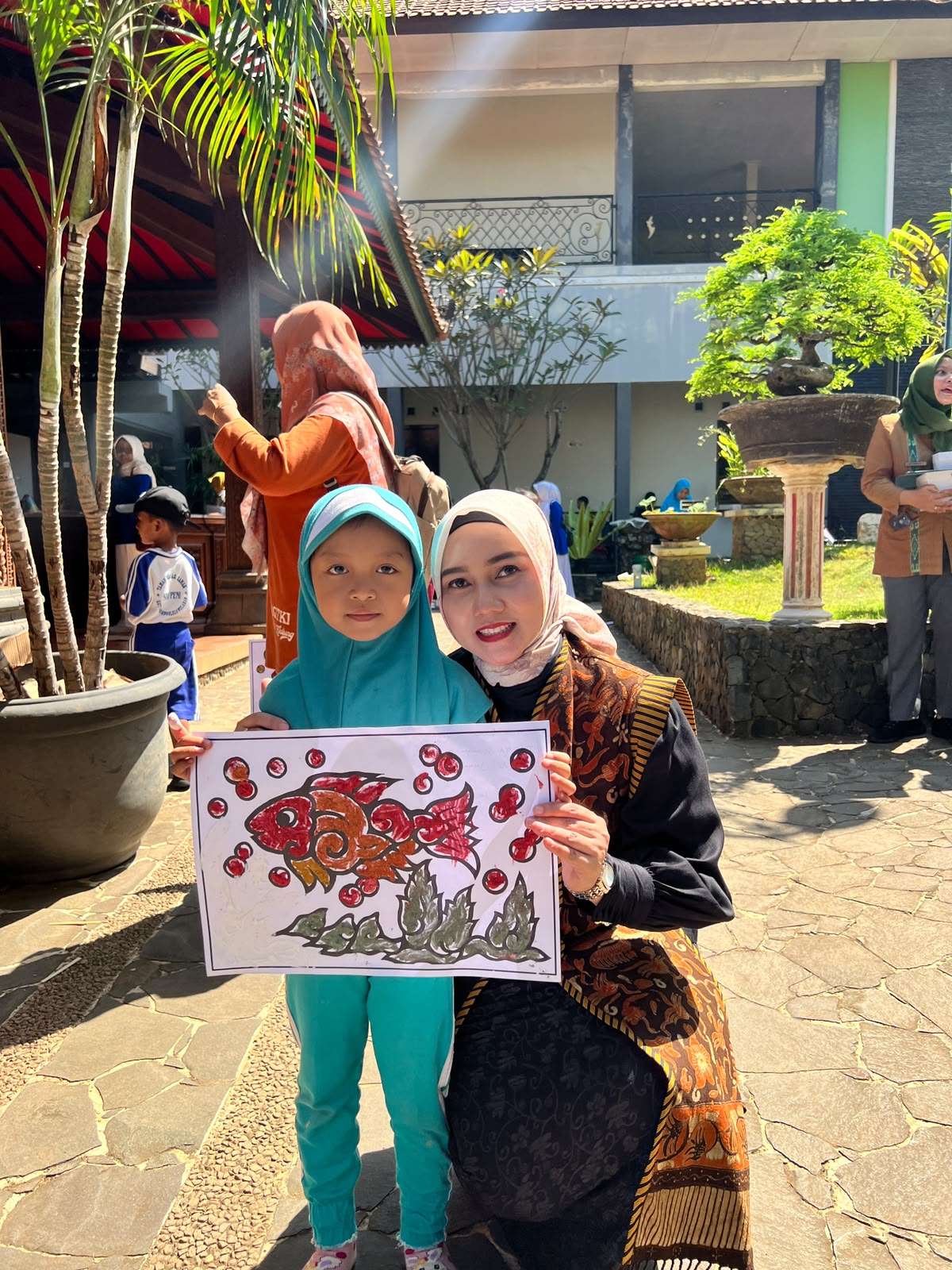 Kolase Anak Maritim dengan Serbuk Kayu: Tradisi Ukir yang Hidup di Tangan Anak