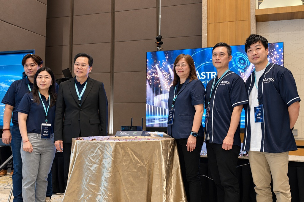 ASTROS AS-301: Docking Station Nirkabel dengan AI dan AR untuk Kantor Modern