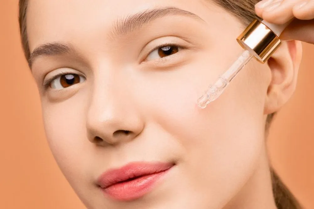 Argireline vs Botox: Benarkah ‘Skincare Botox Dalam Botol’ Bisa Menggantikan Suntikan?