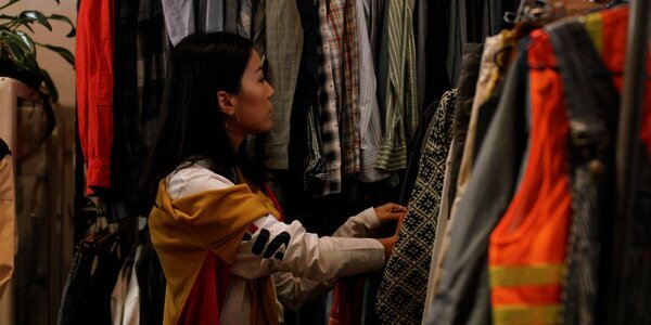 Mengapa Gen Z Memilih Thrifting sebagai Strategi Hemat dan Ramah Planet