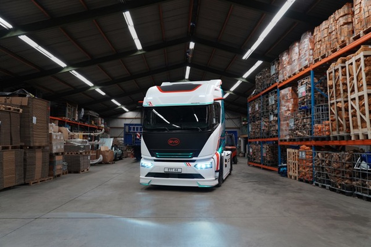 Tiga Truk Listrik Revolusioner: Semi, ETT 44, dan eTGX