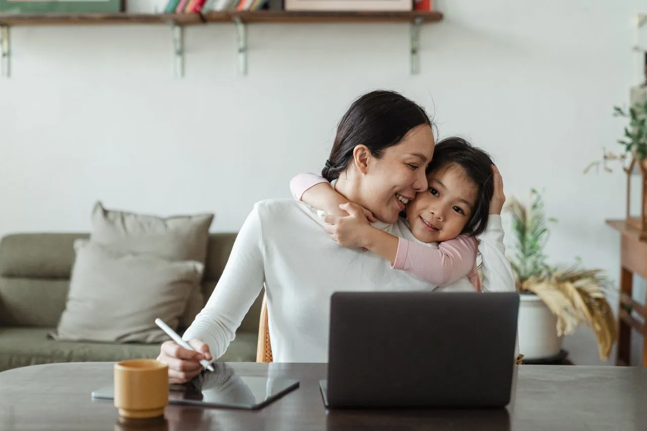 Rasa Bersalah Kerja Jauh dari Anak: Kunci Micro-Moments dan Waktu Berkualitas
