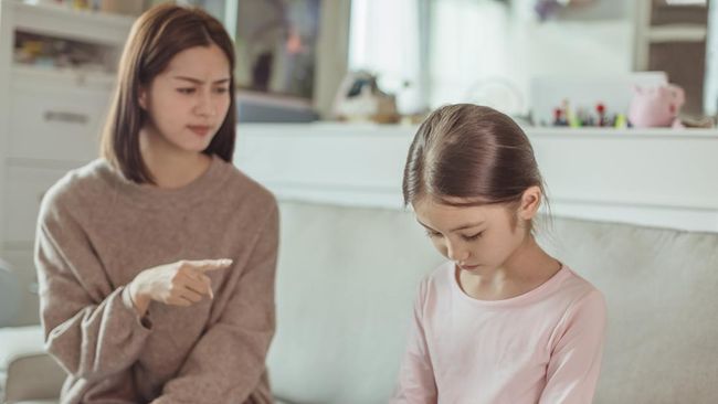 7 Kebiasaan Orang Tua yang Terlihat Baik tapi Menghambat Anak
