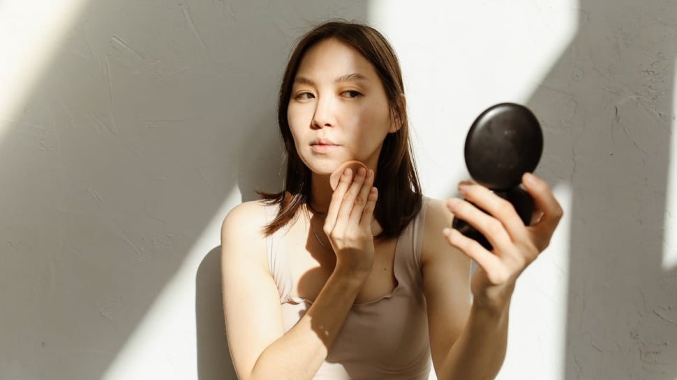 Panduan Memilih Loose Powder untuk Makeup Natural Tanpa Abu-Abu