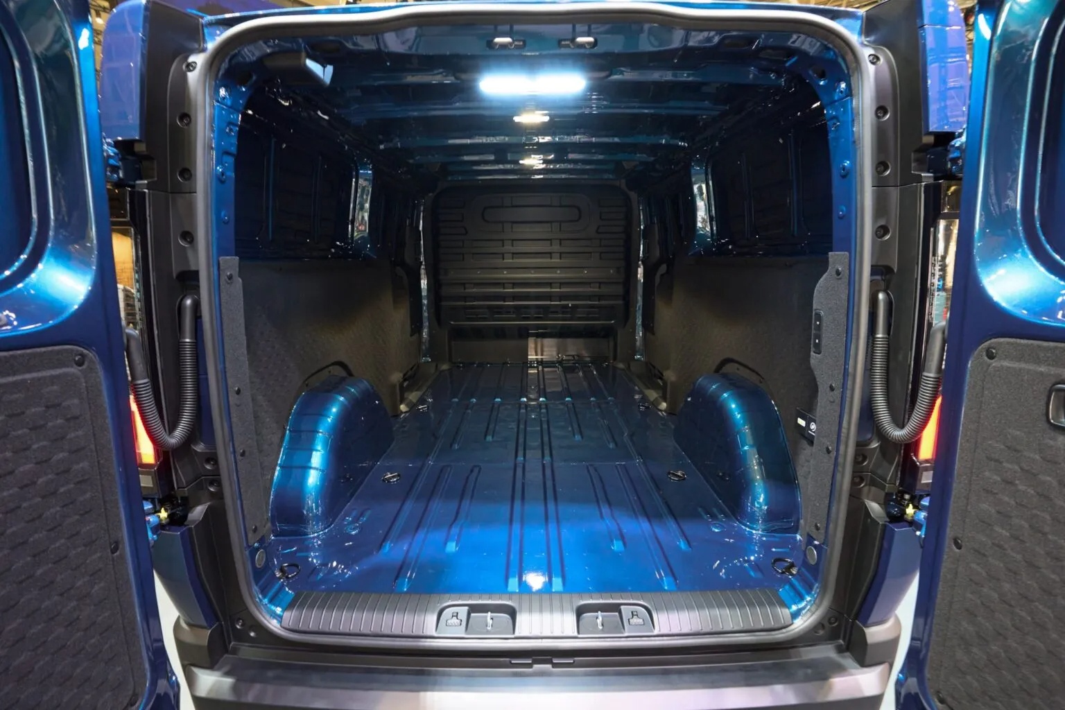 Kia PV7 Van Listrik Jumbo: Premium, Futuristik, Komersial